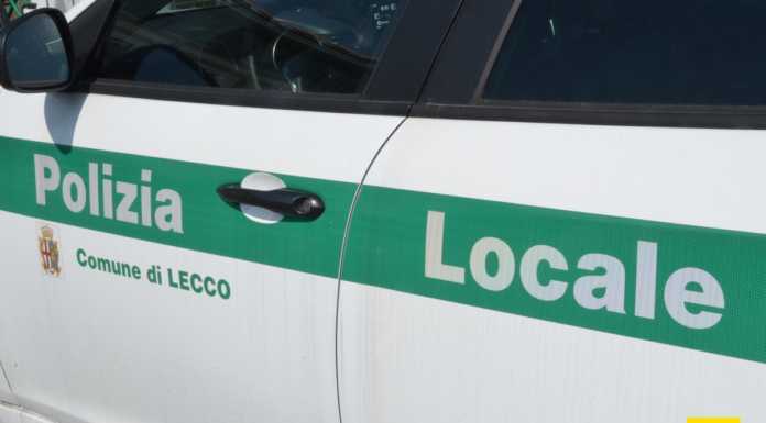 Incidente in moto in via Ugo Foscolo, soccorso un giovane Polizia Locale Lecco