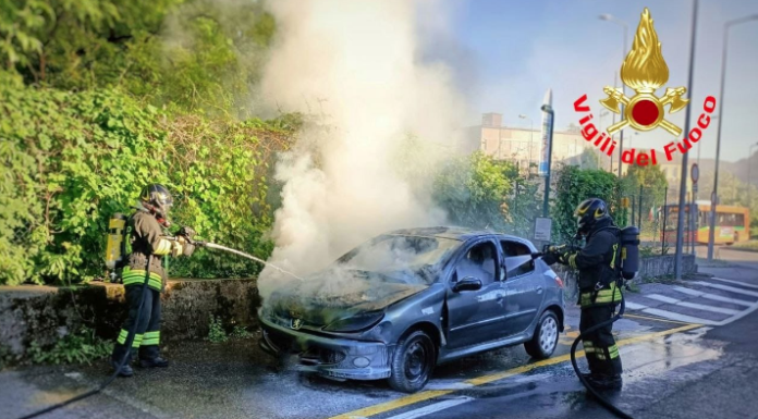 Lecco, auto in fiamme in via dell’Eremo: intervento i Vigili del Fuoco