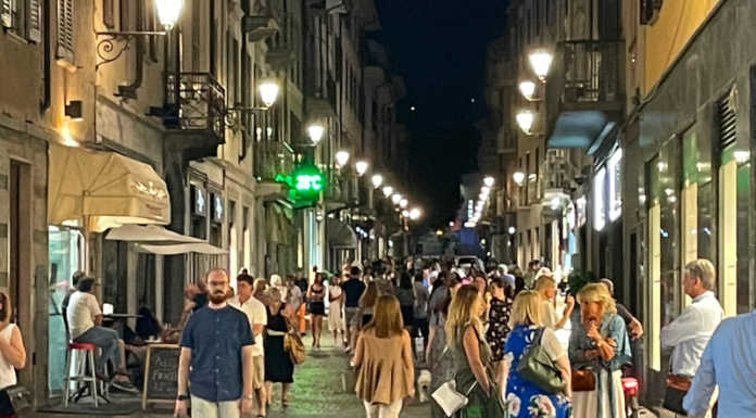 Shopping di Sera, il bilancio è positivo: “Abbiamo visto il ritorno del turismo” Lecco: Shopping di Sera iniziatriva organizzata da Confcommercio Lecco