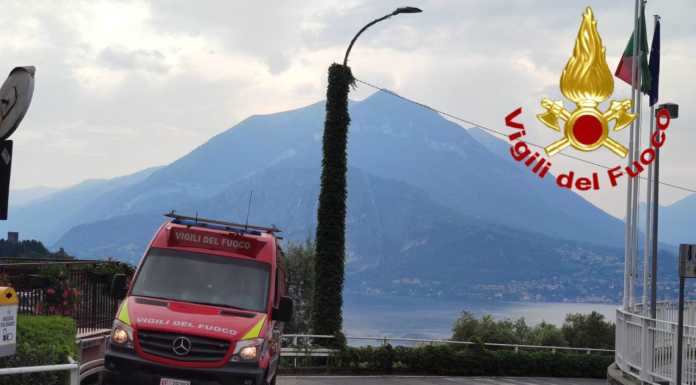 Cade in un canale, giovane recuperato dai Vigili del Fuoco Mezzo dei Vigili del Fuoco