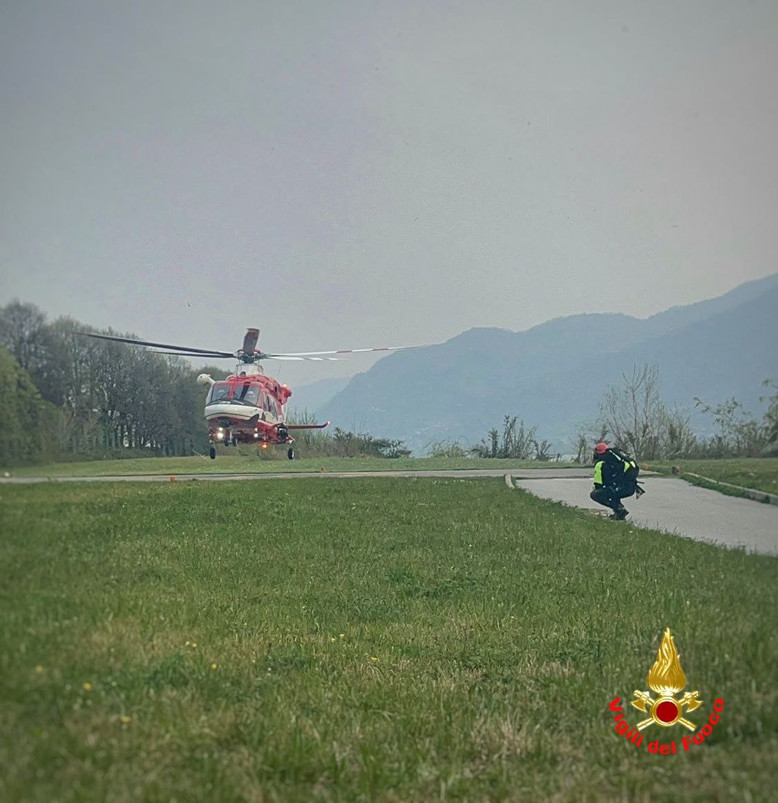 Il Drago, l'elicottero dei Vigili del Fuoco impegnato nelle ricerca sopra Bellano