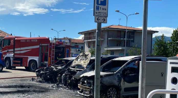 Incendio in un parcheggio a Molteno, bruciate cinque auto