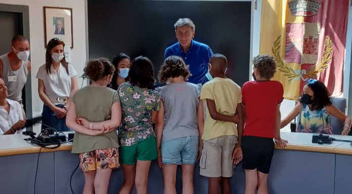 Barriere architettoniche: gli studenti dal sindaco per mostrare le difficoltà Studio della scuola del pascolo sulle barriere architettoniche