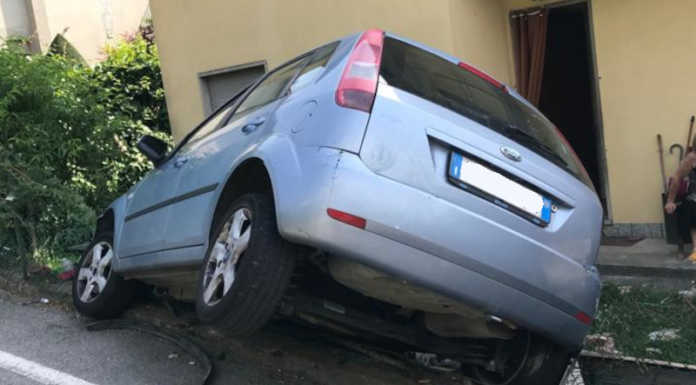 Calolzio. Esce di strada con l’auto e finisce nel giardino di un’abitazione Calolzio frazione Lorentino incidente, auto fuori strada