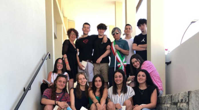 Lierna. Consegnata la Costituzione ai diciottenni del paese