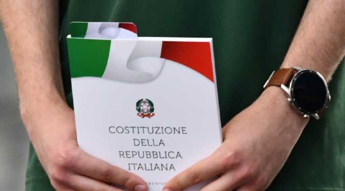 Calolzio. Il comune consegna la Costituzione ai cittadini classe 1948