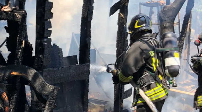 A fuoco alcune baracche vicino alla ferrovia. Disagi sulla linea Lecco-Molteno-Milano