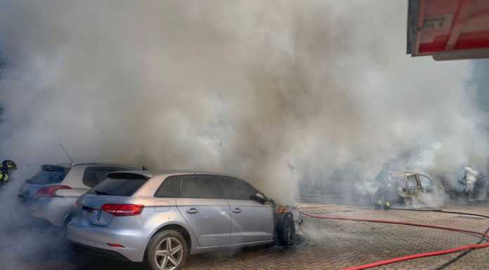 Molteno. Appicca l’incendio nel parcheggio: individuato l’autore