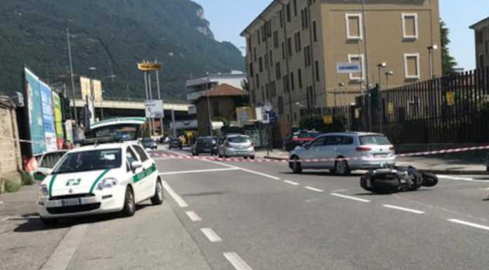 Incidente in corso Carlo Alberto: grave un motociclista, chiusa la strada