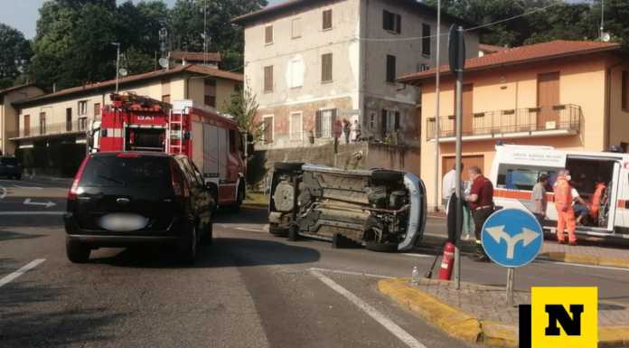 Incidente a Robbiate in via dei Tigli, auto si ribalta nell’impatto
