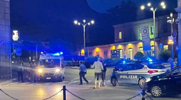 La rissa in centro. “Urla, botte, lanci di sassi, persone impaurite che scappavano”