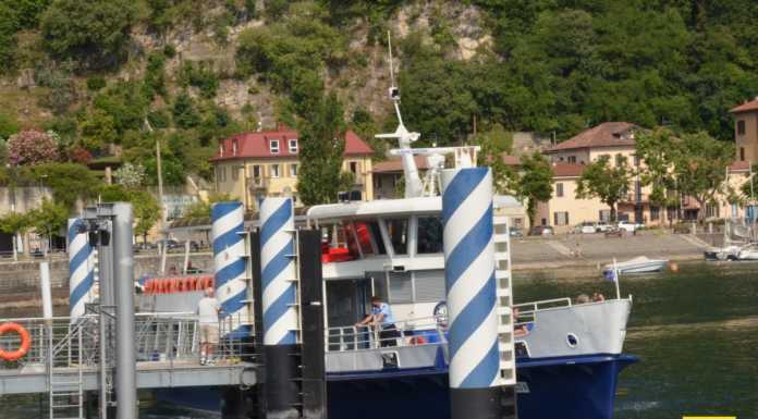 Valmadrera. Tuffi dal pontile a Parè, 18 persone identificate e multate Battello Lago Como
