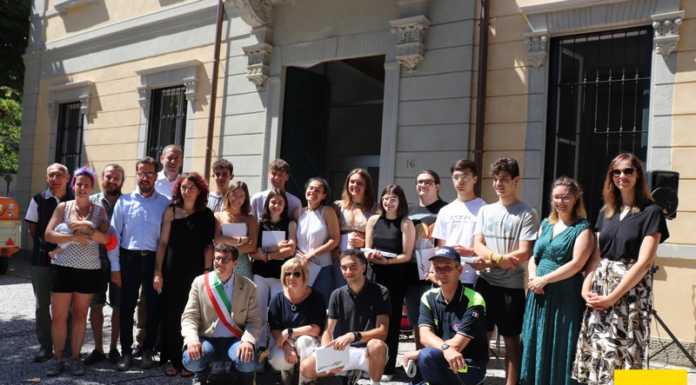Olginate, la cerimonia di consegna della Costituzione ai diciottenni