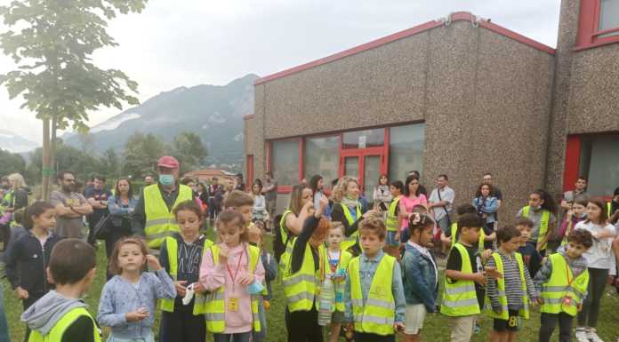 I bambini della Rodari coltivano pace, inaugurato il totem della scuola