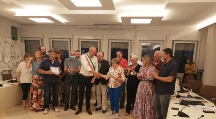 Galbiate. Premiati con una targa due storici volontari di Telethon