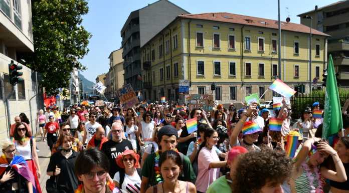 La marea arcobaleno del Pride invade Lecco: “Una festa dei diritti”