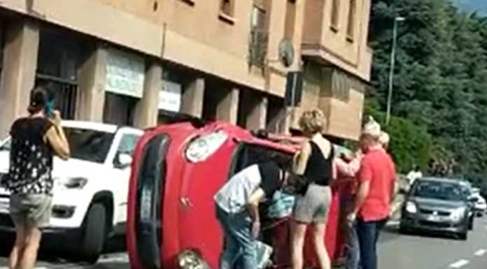 Lecco, auto urta i veicoli in sosta e si ribalta: soccorsa una donna
