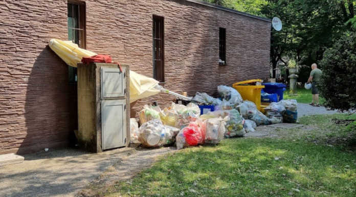 Rifiuti in zona lago a Mandello. Il sindaco: “Polemiche fini a se stesse”