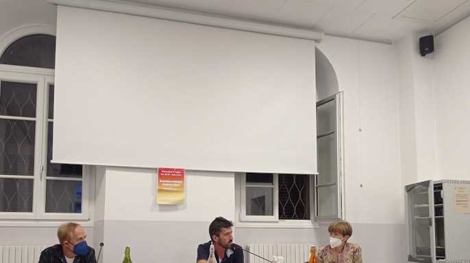 Odori industriali a Mandello. Il Comitato: “Passi avanti, ma problemi non azzerati” Assemblea Comitato Odori con il sindaco di Mandello Riccardo Fasoli