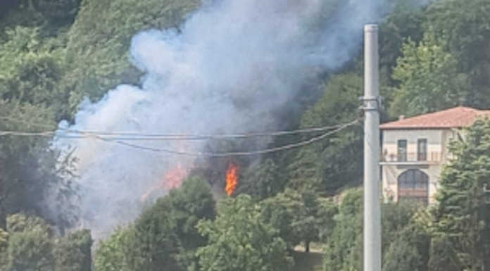 Bruciano i boschi ad Airuno, intervengono pompieri ed elicottero. Evacuate alcune ville Incendio boschivo Airuno