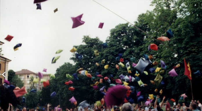 Lecco, il 20 luglio la battaglia dei cuscini in piazza Garibaldi Battaglia cuscini