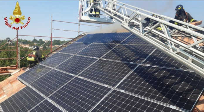 Carate, brucia il tetto di una casa: sul posto i Vigili del Fuoco Incendio abitazione Carate Brianza