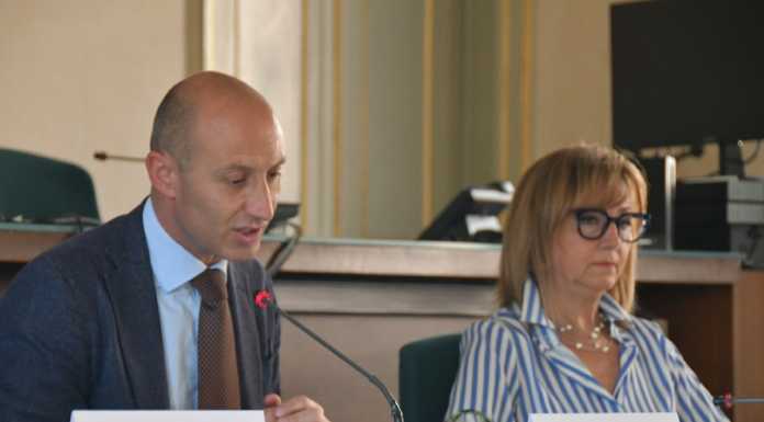 Altro che pace: sulla convenzione con le paritarie è ancora scontro Il sindaco Mauro Gattinoni e Angela Fortino, presidente dell'Associazione scuole dell'infanzia paritarie di Lecco