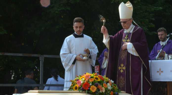 Commosso addio a suor Luisa: “Oggi gridi che è bello donare la vita per gli altri”
