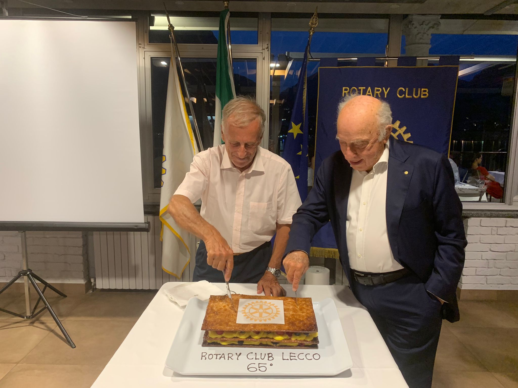I Past President Luigi Monolo e Alfredo Redaelli durante il taglio della torta