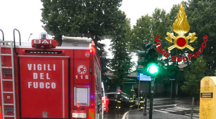 Incidente in via Foscolo, uomo incastrato nella sua auto Lecco incidente stradale via Ugo Foscolo