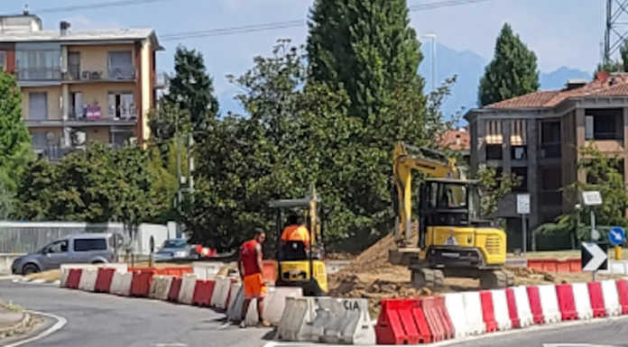 Merate, ruspe al lavoro per riqualificare la rotonda ‘pericolosa’ di via Laghetto Lavori rotonda via Laghetto