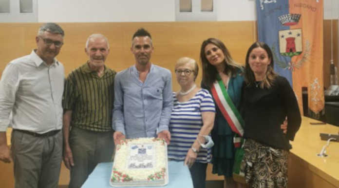 Ciclismo. Serata di festa a Nibionno per celebrare il Campione Europeo Niki Giussani Niki Giussani con il Sindaco Laura Di Terlizzi, l'assessore allo sport Davide Biffi, papà Giancarlo, mamma Enrica e la moglie Stefania