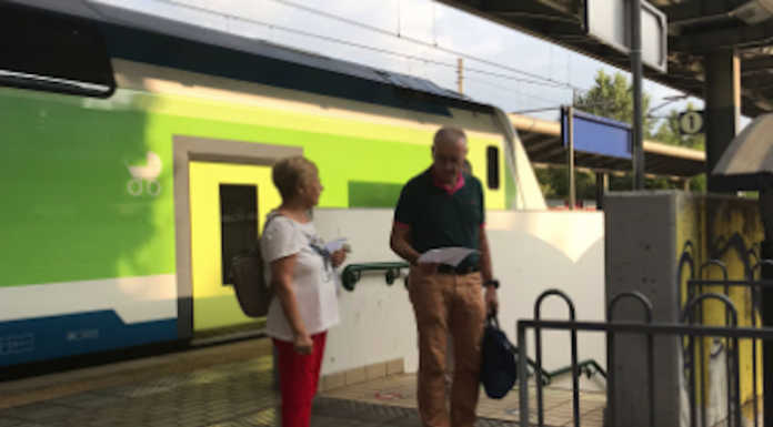 Pendolari infuriati, oltre 15mila firme per la petizione. Volantinaggio a Osnago Volantinaggio pendolari Osnago