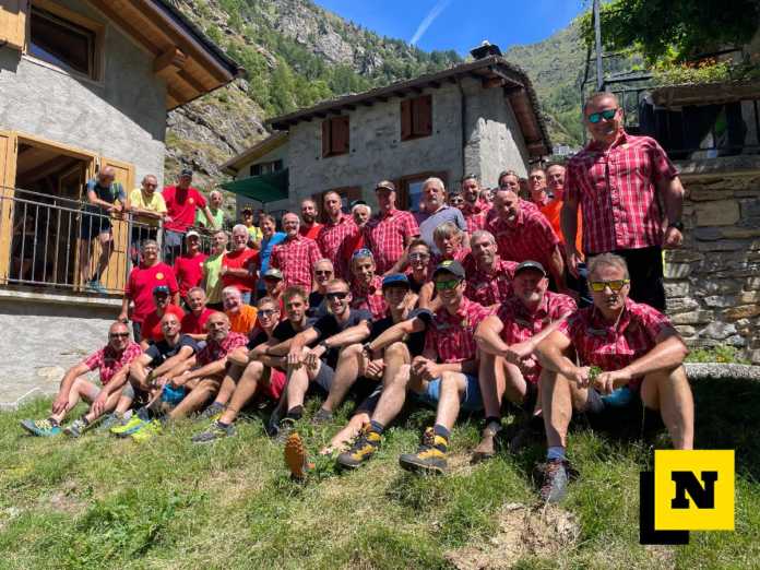 Premana, Alpe Caprecolo: foto di gruppo per i volontari del Soccorso Alpino in occasione del Past organizzato dalla Stazione Valvassina - Valvarrone