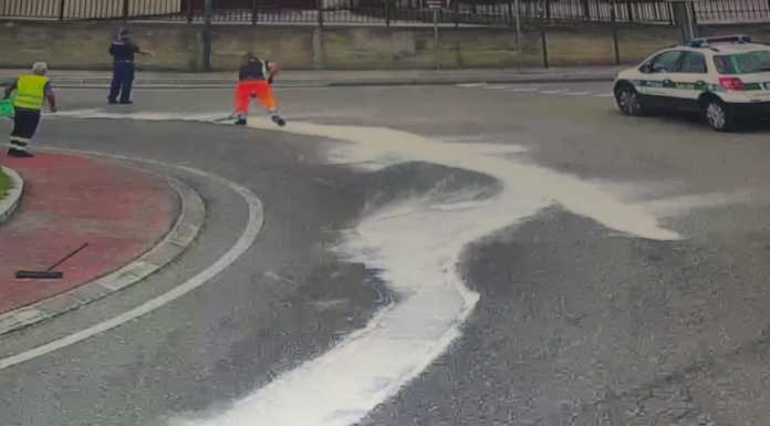 Civate ed SS36. Camion ha una perdita, asfalto scivoloso