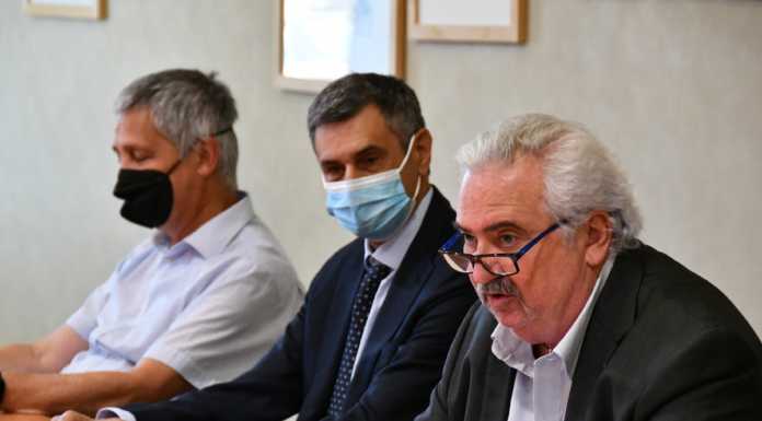 Ospedale, un nuovo primario ma mancano14 anestesisti Il direttore Paolo Favini presenta il nuovo primario dott. Salvatore Alongi al suo fianco con il predecessore dott. Tavola