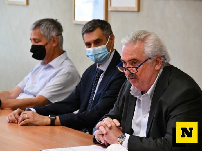 Il direttore Paolo Favini presenta il nuovo primario dott. Salvatore Alongi al suo fianco con il predecessore dott. Tavola