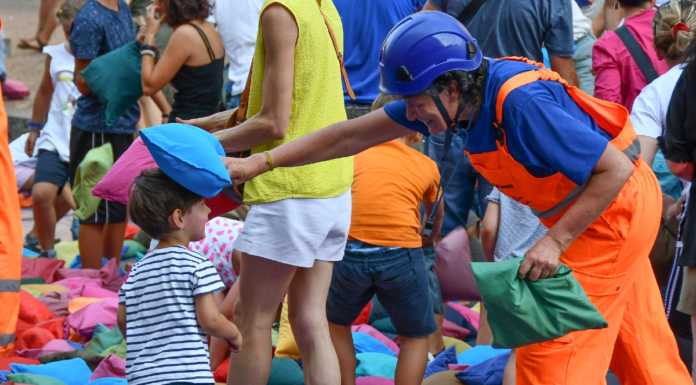 Lecco. La battaglia dei cuscini conquista tutti, grandi e piccoli