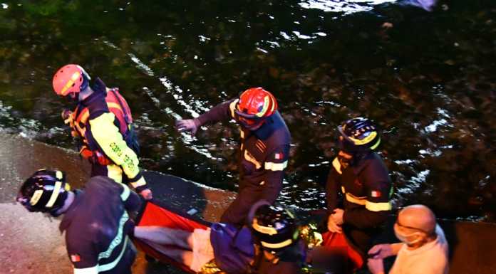 Gesto folle di un uomo. Apre un estintore, si butta nel lago e si nasconde nella fogna gesto folle lungolago lecco soccorsi 2022 luglio