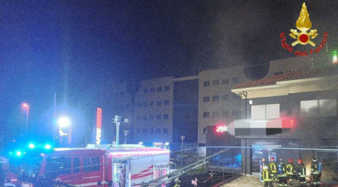 In fiamme un concessionario auto di Concorezzo, intervento dei Vigili del Fuoco incendio a concorezzo concessionario