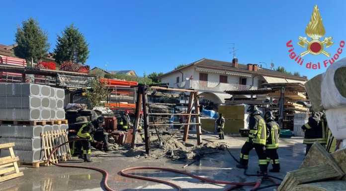 Castello Brianza, fiamme all’esterno di una ditta. Pompieri al lavoro incendio materiale ditta castello brianza