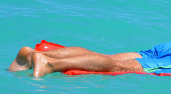 Prende il ‘largo’ con il materassino, recuperato dai pompieri