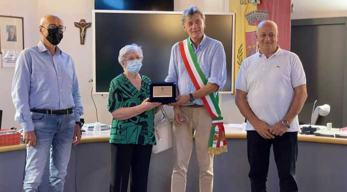 Calolzio. Il comune premia le due nuove attività storiche della città negozi storici calolzio premio concessionaria cattaneo