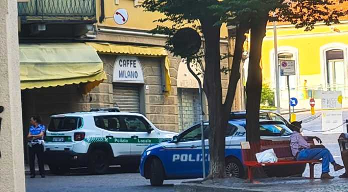 Dopo le violenze, presidio fisso di polizia di fronte a Piazza Diaz presidio polizia piazza diaz a lecco