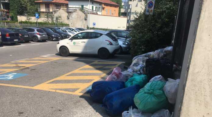 Malpensata, parcheggio per disabili coperto da una catasta di rifiuti rifiuti parcheggio malpensata