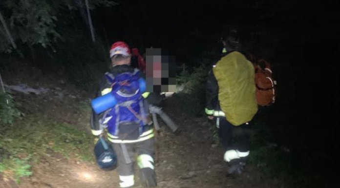 Sorpresi dal maltempo nei boschi sopra Pescegallo, salvati 16 scout minorenni I soccorsi impegnati a riportare a valle 16 scout (foto Soccorso Alpino)