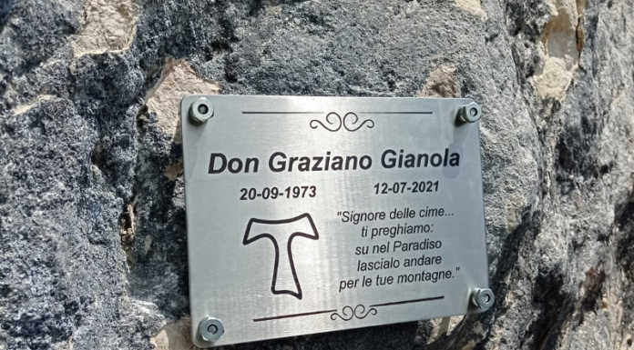 Premana ricorda Don Graziano, scomparso un anno fa in Trentino targa don graziano Gianola