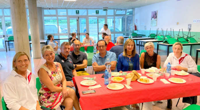 Valmadrera. Un apericena alla Primaria Leopardi per ringraziare i volontari volontari valmadrera apericena