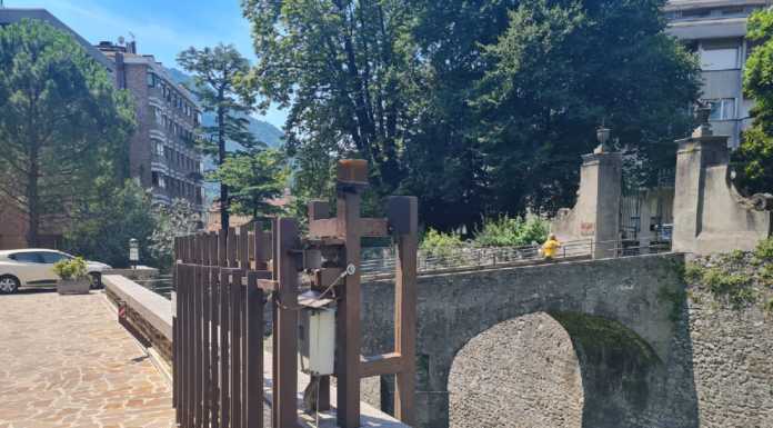 Risse e spaccio in Via Volta: il passaggio pedonale resta chiuso