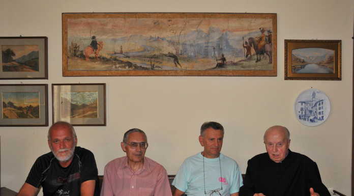 Calolzio. Il ricordo di Enrico Bonacina e gli anni speciali con don Giulio Da sinistra Carlo Viganò, Enrico Bonacina, Romeo Mazzoleni e don Giulio Gabanelli